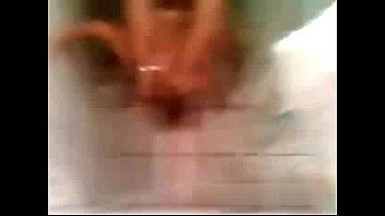 Flagra de sexo com a maloqueira no banho dando