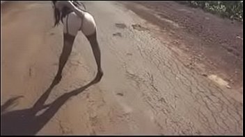 Vídeo de sexo com a puta amiga no meio da estrada