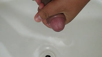 Pornozao macho safado batendo uma na pia do banheiro